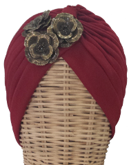Turbante Latón . Turbante de tela elástica plisada en color granate con tres flores de latón en color oro viejo. : PVP 40 euros