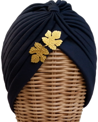 Turbante Parra (azul marino). Turbante de tela elástica plisada en color marino con dos hojas de parra laterales de latón doradas. : PVP 32 euros