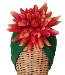 Turbante Teja. Turbante de tela elástica plisada en color verde con flor central en tonos de naranja y teja : PVP 45 euros
