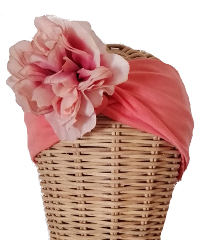 Banda Flor coral. Banda de tela elástica plisada en color coral con flor lateral en tonos de coral y rosa : PVP 38 euros