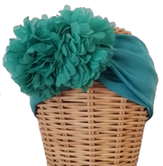 Banda Pompones mint. Banda de tela elástica en color celeste con dos flores en forma de pompones en color verde mint : PVP 35 euros