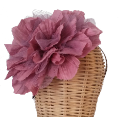 Tocado Flor Rosa . Tocado en forma de flor de tela y tul en tonos de rosa montado sobre diadema de raso negra. : PVP 25 euros