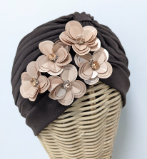 Turbante marrón flores.  : PVP 45 euros