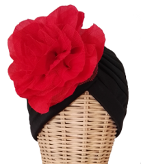 Turbante MissCucu rojo. Turbante de tela elástica plisada en color negro con flor lateral de tela y tul en color rojo : PVP 40 euros