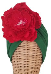 Turbante Peonía rojo. Turbante de tela elástica plisada en color verde con flor lateral en forma de peonía roja : PVP 45 euros