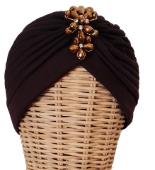 Turbante Venecia cobre (marrón). Turbante de tela elástica plisada en color marrón con pedreria central en color cobre : PVP 32 euros